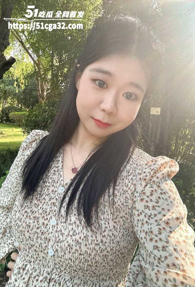 福建已婚人妻绿帽性爱视频流出 绿帽夫妇约单男爆操淫妻 骑脸舔逼撅腚后入 老公边看边拍还打飞机！
