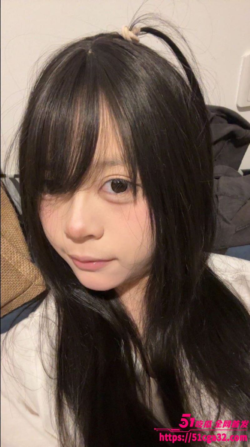 舞蹈生嫩妹自拍流出 白嫩胴体勾勒完美曲线 嫩乳被不停揉捏摆弄 令人心动不已！