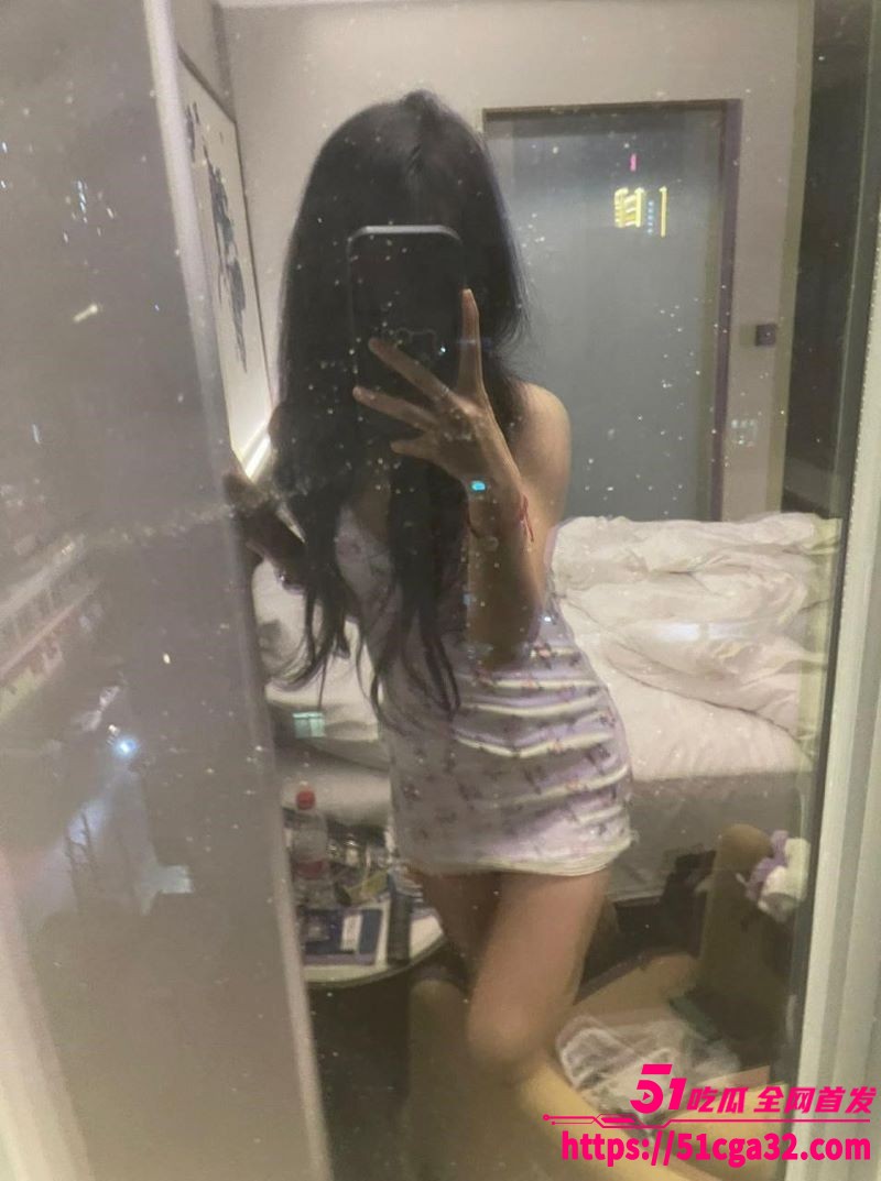 纯情女大学生私下自拍献炮友 酒店被大叔狂操后入 啪啪声混杂她的骚浪的呻吟 兼职令人血脉喷张！