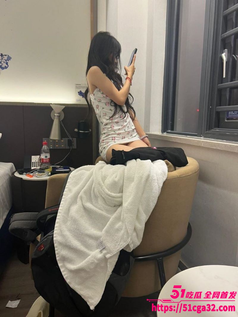 纯情女大学生妹被大叔在酒店疯狂后入抽插 3