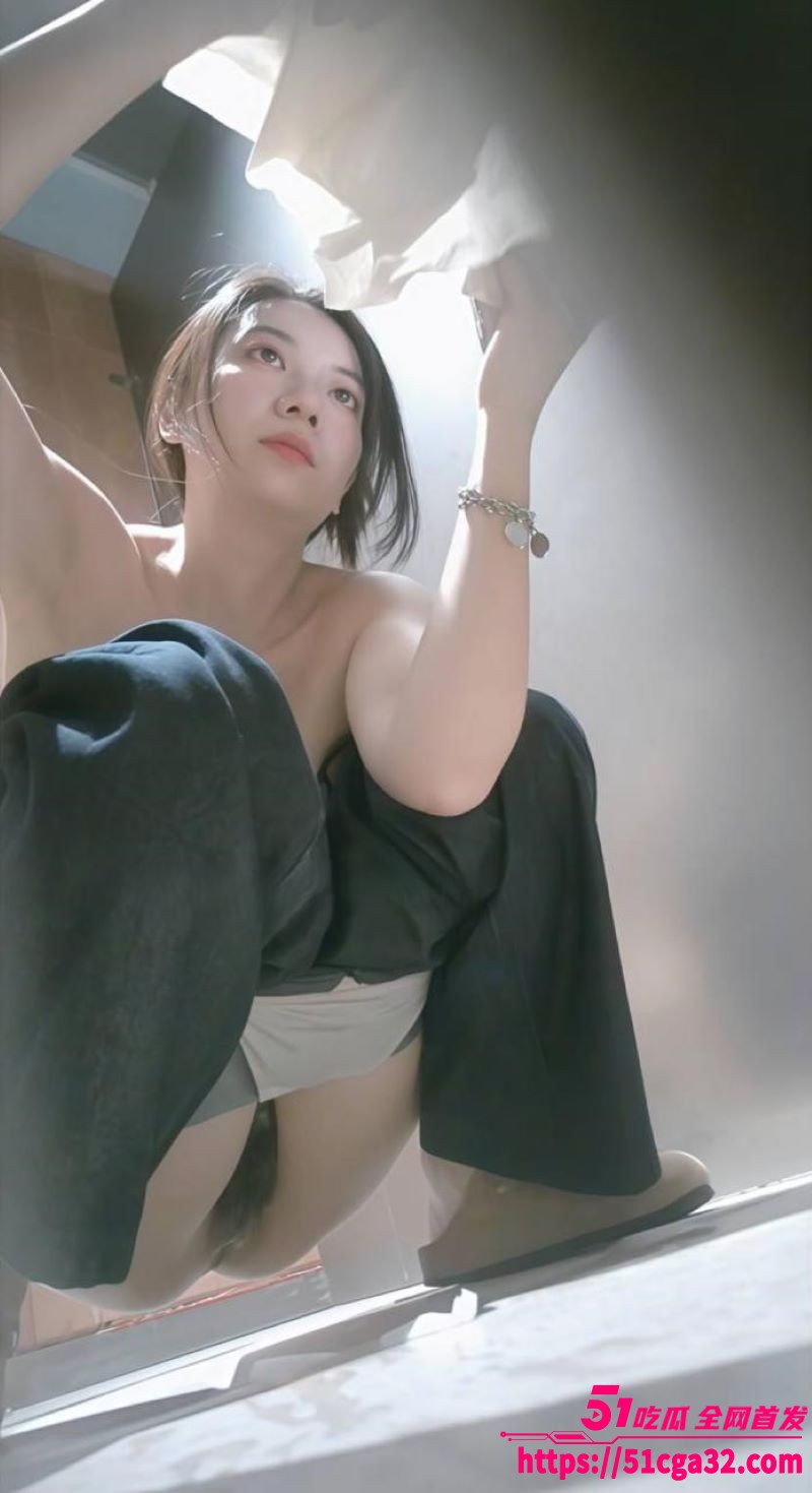 精选厕拍各类美女露脸放尿 气质尤物直盯摄像头 粉嫩私处一览无余 刺激爆表！