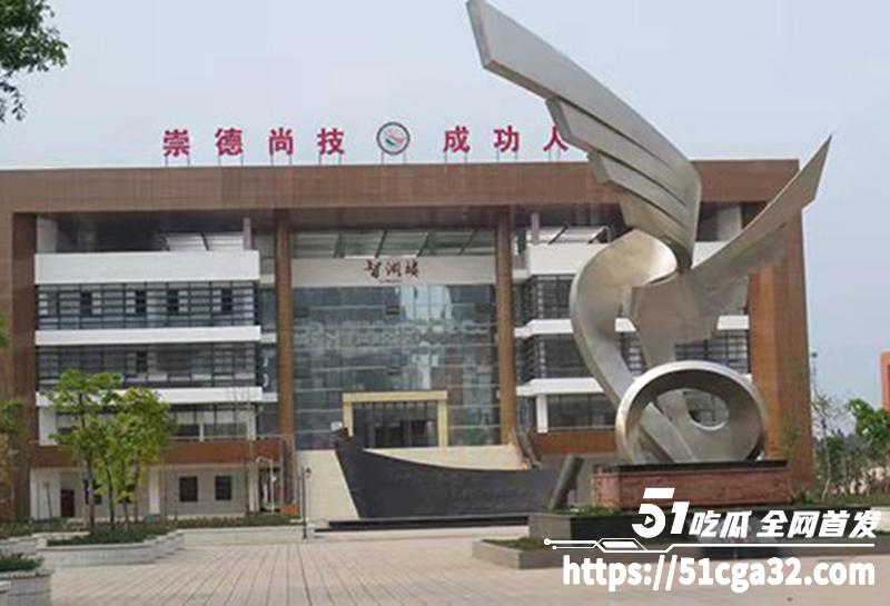 四川仁寿第二职业学校 小情侣竟在课间玩激情口交 少女附身舔屌被偷拍 在校园上演活春宫！