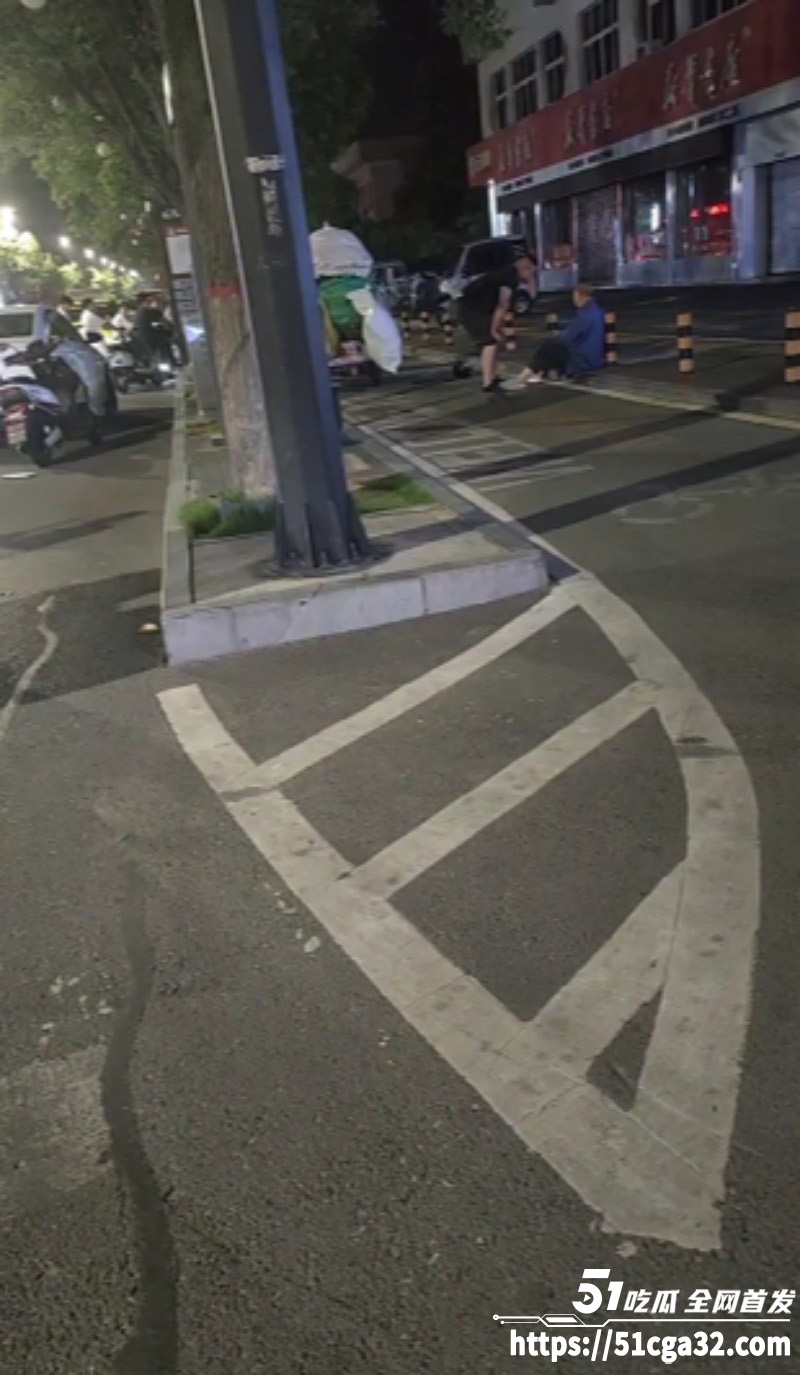 河南男子酒后当街暴打拾荒老人05