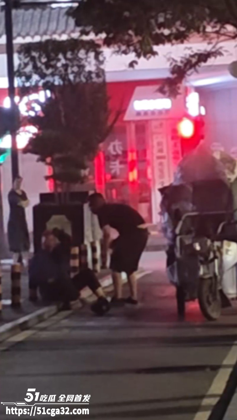 河南男子酒后当街暴打拾荒老人06
