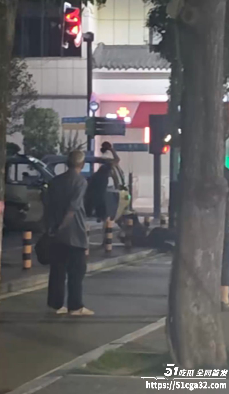 河南男子酒后当街暴打拾荒老人03
