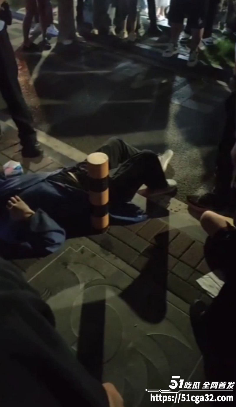河南男子酒后当街暴打拾荒老人04