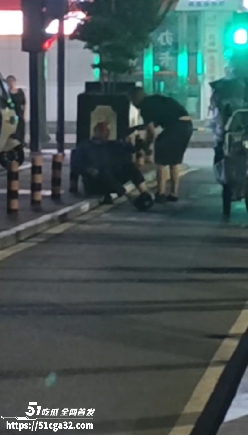 河南男子酒后当街暴打拾荒老人07