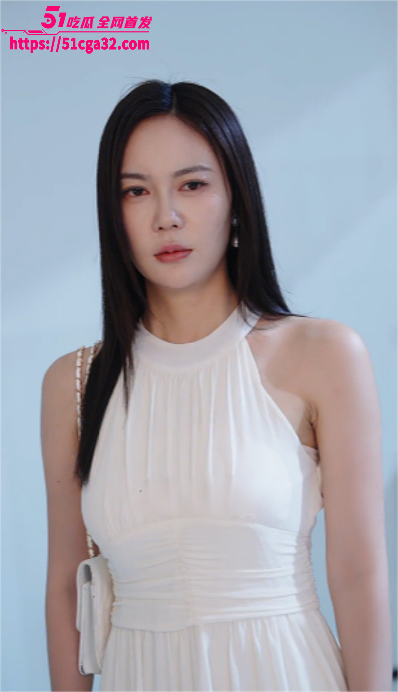 擦边短剧《暗香迷局》小伙发现妈妈闺蜜竟是会所头牌 潜入按摩会所后真相浮出水面！