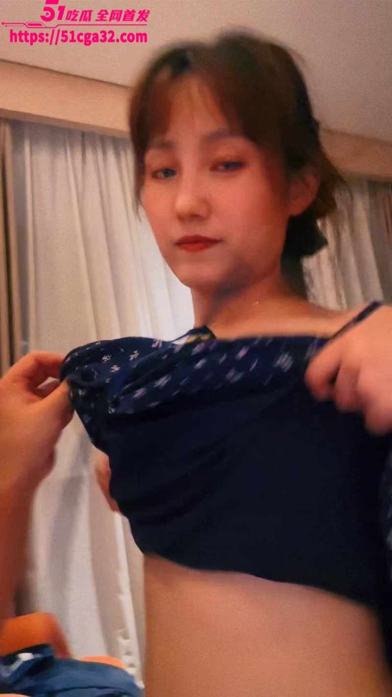 清纯反差小母狗 被前男友抬腿猛操 后入抽插被干到抽搐 身姿摇曳抚媚淫荡！