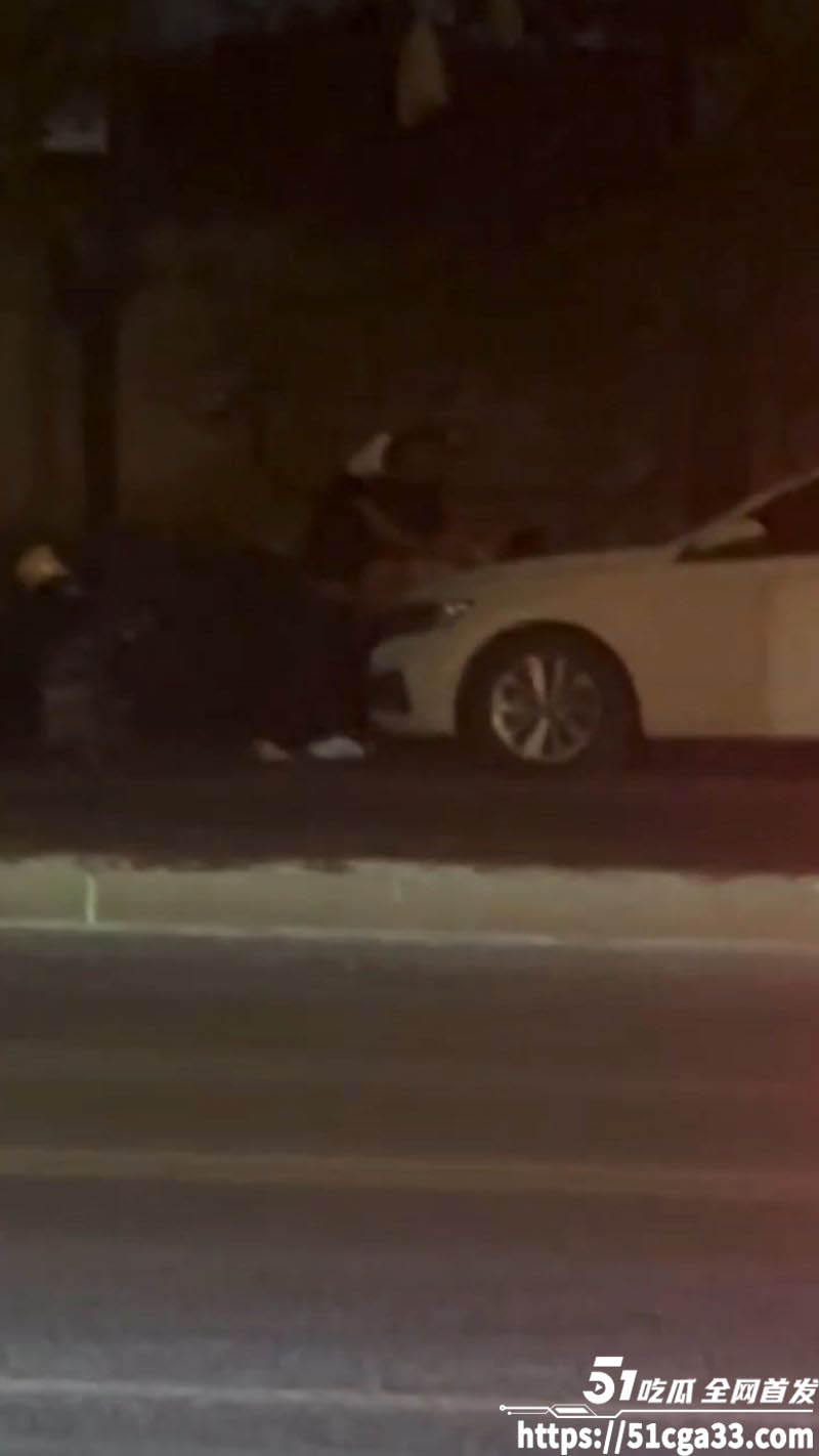 濮阳华府山水男女在引擎盖上打炮事件 2