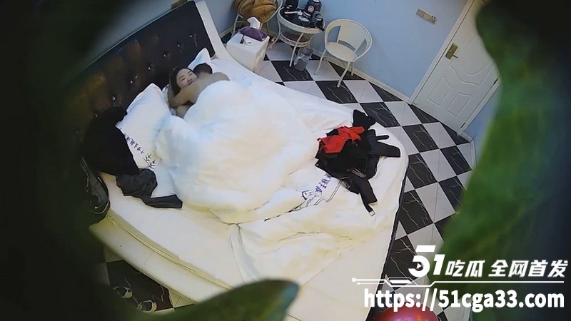 酒店摄像头激情偷拍 壮年小伙无套内射风骚少妇 各种体位干到高潮颤抖 爽到欲仙欲死！