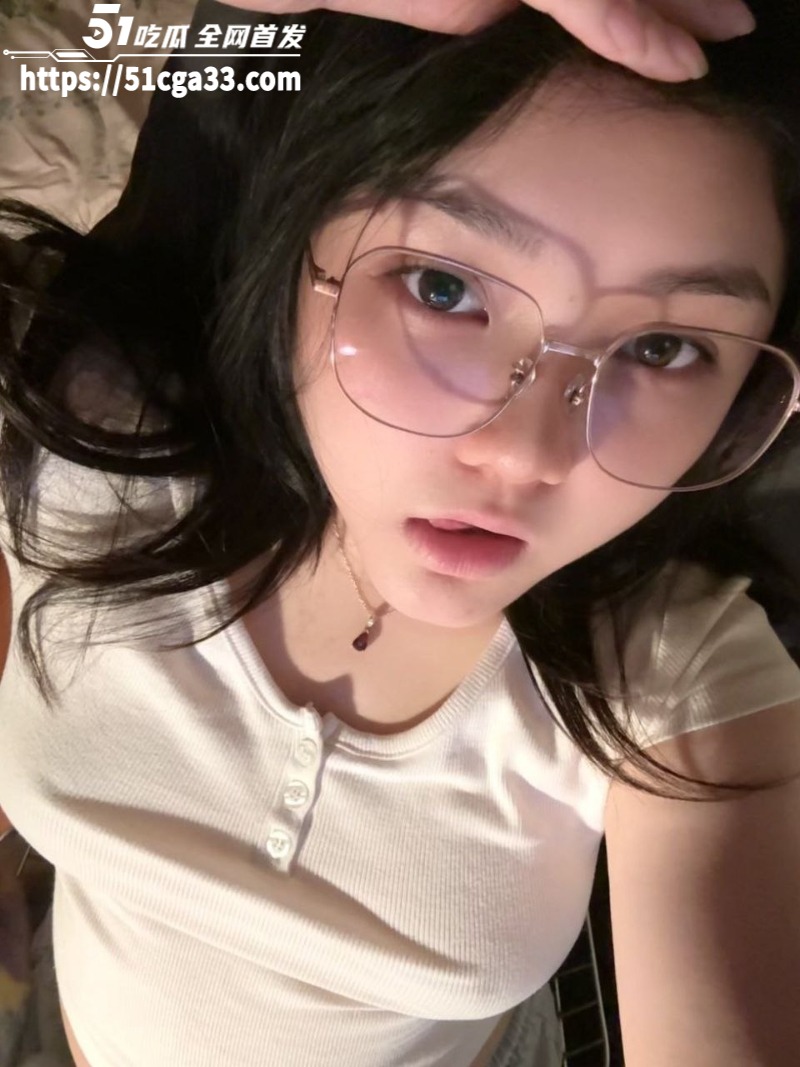 眼镜学生妹户外露出视频 反差母狗户外露出让人想入非非 圆软巨乳粉嫩肥穴淫水狂流！