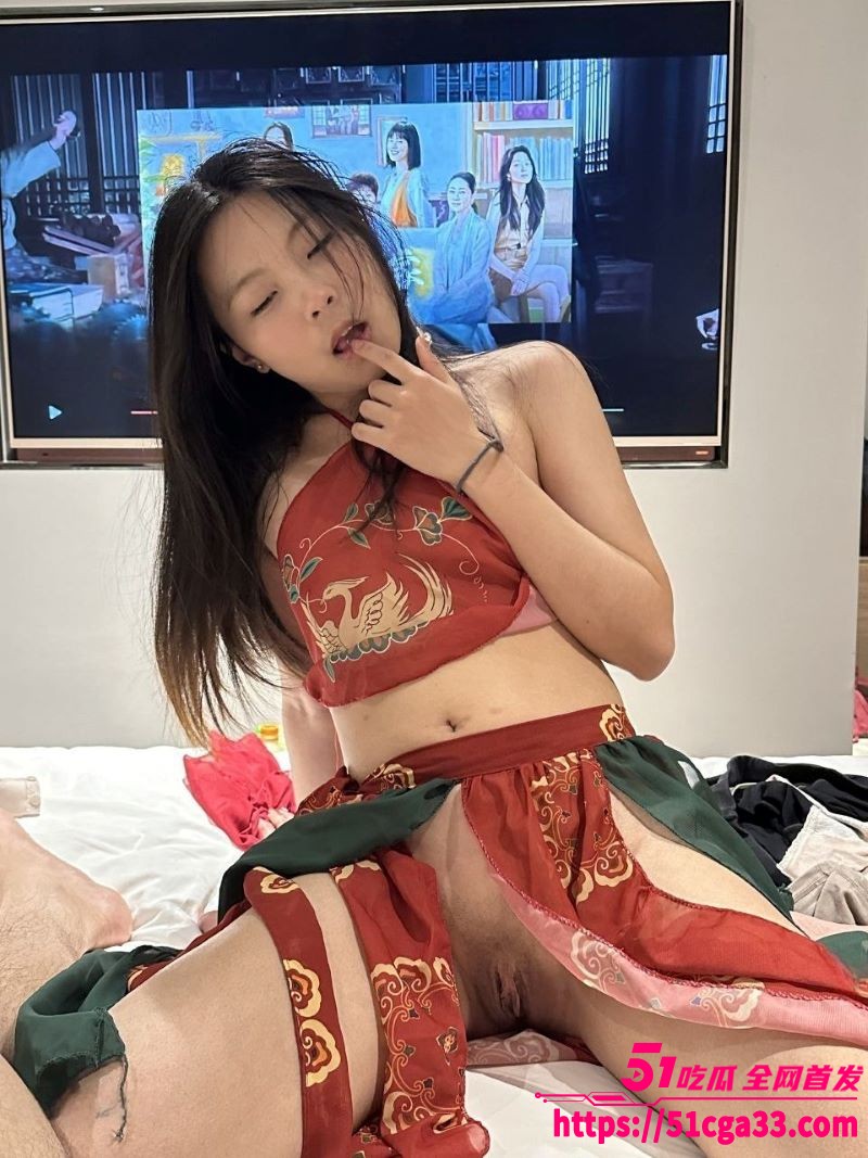 福建女大学生啪啪视频被男友泄密 露脸口交吞吐肉棒 翘臀迎合后入淫叫不断！