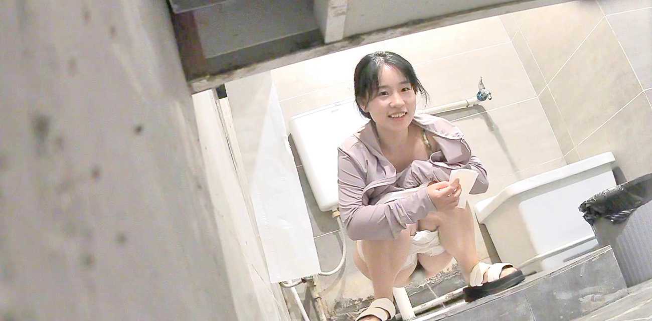 厕所偷拍大神最新神作 各种白嫩鲍鱼让人欲罢不能 后拍无敌角度 嫩穴从天而降的视觉冲击！