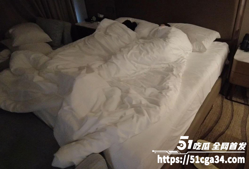 海角大神双飞老婆和小姨子 第一弹 淫妻竟教唆亲妹妹与姐夫乱伦 小骚货性欲爆棚 主动吸吮姐夫大屌！