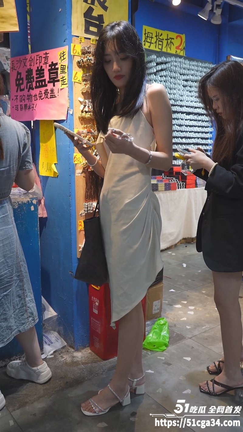 极品175长腿美女弯腰被偷拍半透明内裤 3