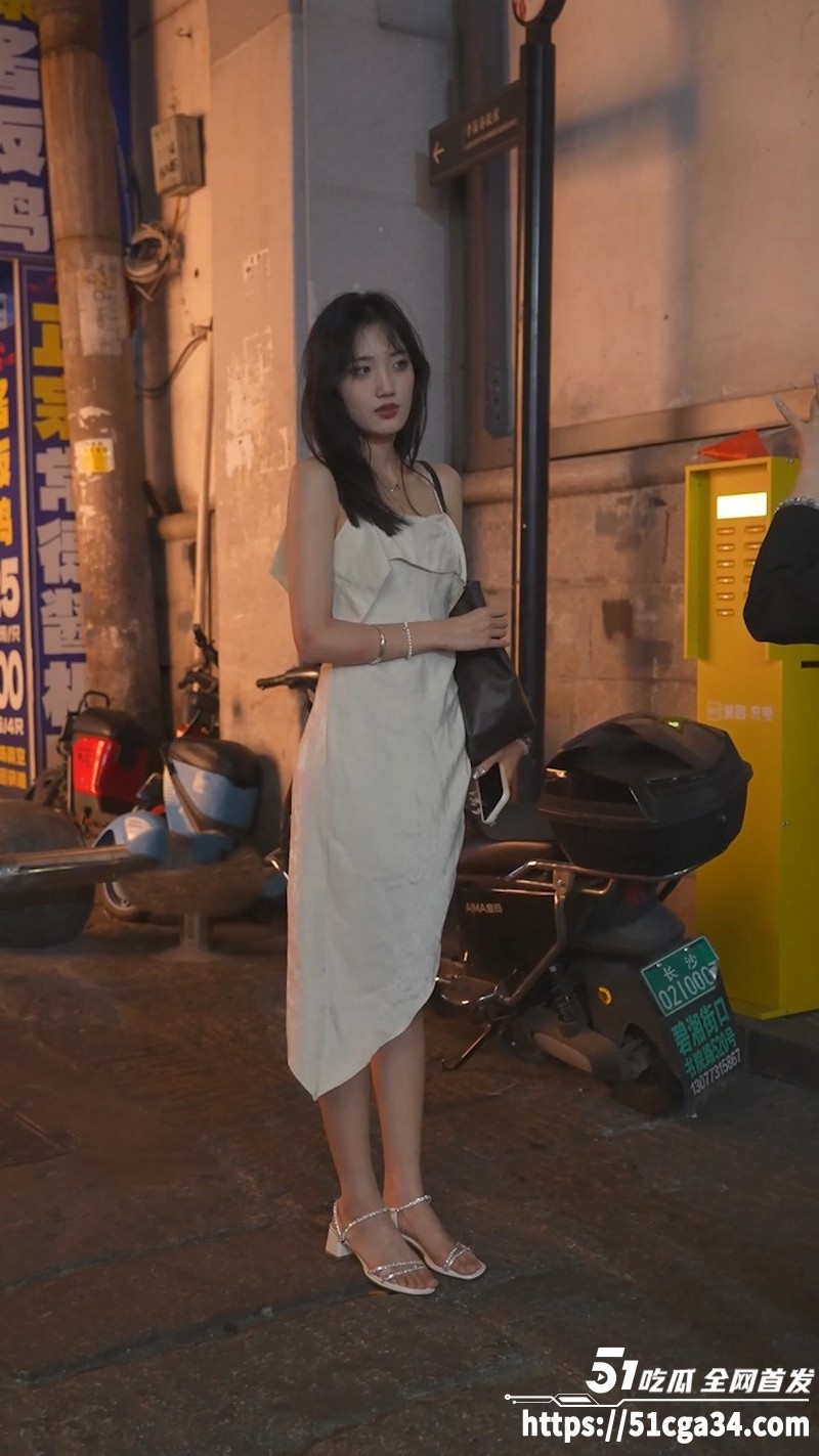 极品175长腿美女弯腰被偷拍半透明内裤 4