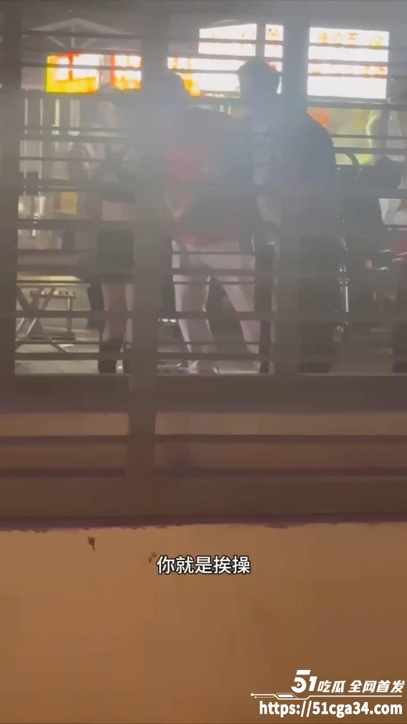 彪悍炮姐多次出轨 被男友抓包后气急败坏 当众脱裤子露逼骂街 全程污言秽语不堪入耳！