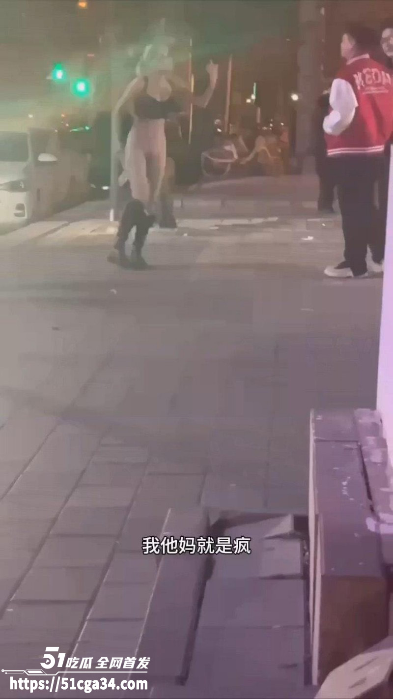 炮姐出轨被男友抓包当街脱裤子露逼02