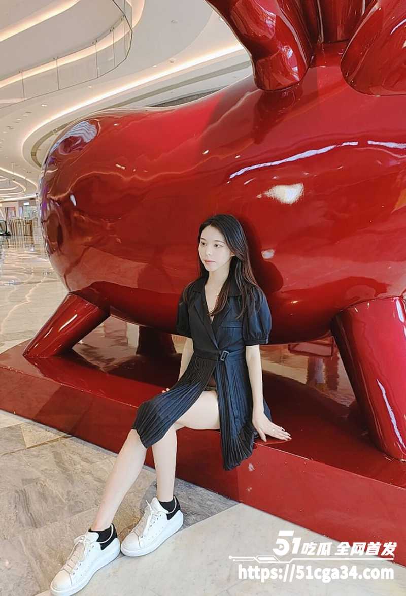 淘宝情趣装模特 露小出 大街上换衣美乳臀沟全露 透明装漏阴毛若隐若现 性感内裤勾得路人目瞪口呆！