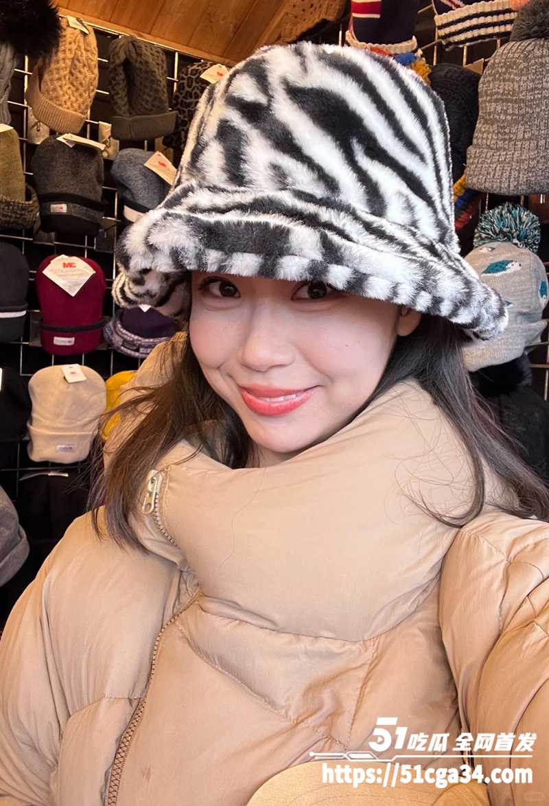 天津男子查看妻子行车记录仪 竟意外发现老婆与孩子老师出轨约炮 车内各种激吻调情 对话内容超级劲爆！