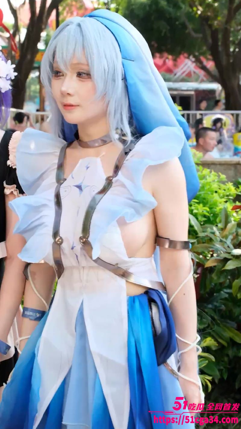 广州长隆二次元美少女泳装露奶 4
