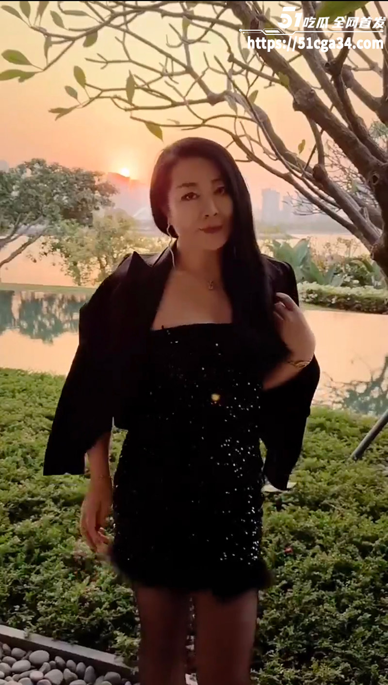 快手网红 享受生活的子饶姐 极品人妻熟女 与猛男黑人性爱裸舞视频流出！