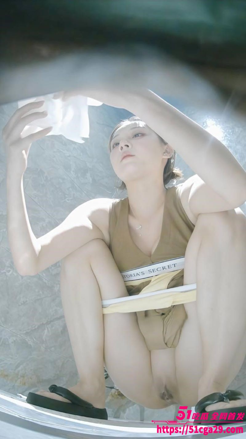 精选厕拍特殊视角偷拍高颜值小姐姐放尿 7