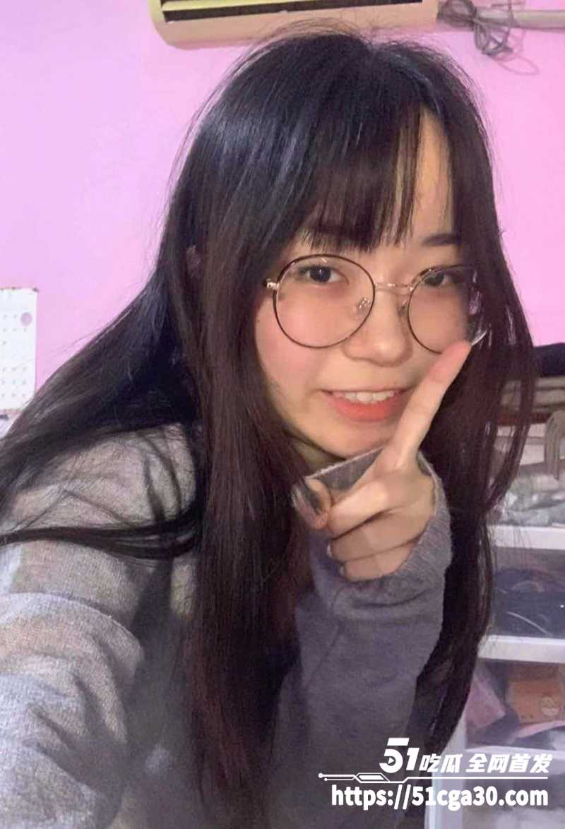 南京师范大学 清纯眼镜妹 不雅视频与大量淫荡裸照流出 撅臀揉穴狂撩大屌师哥 被无套爆操！
