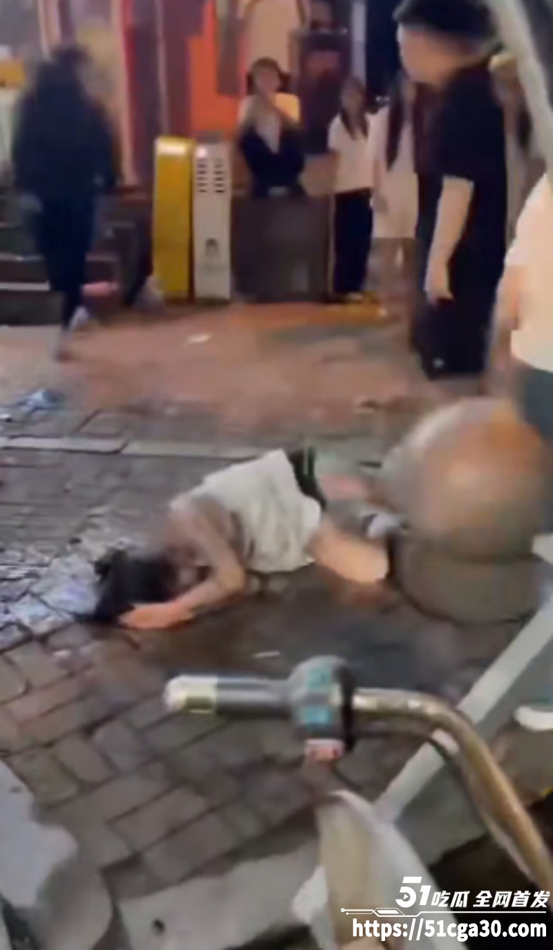 快手网红小乔妹妹被酒瓶爆头06