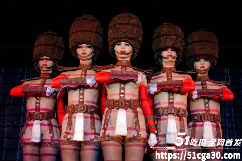 巴黎疯马秀视频泄露 裸体女舞者变性感尤物 巨乳翘臀诱惑尽显 湿身热舞挑逗力爆表！