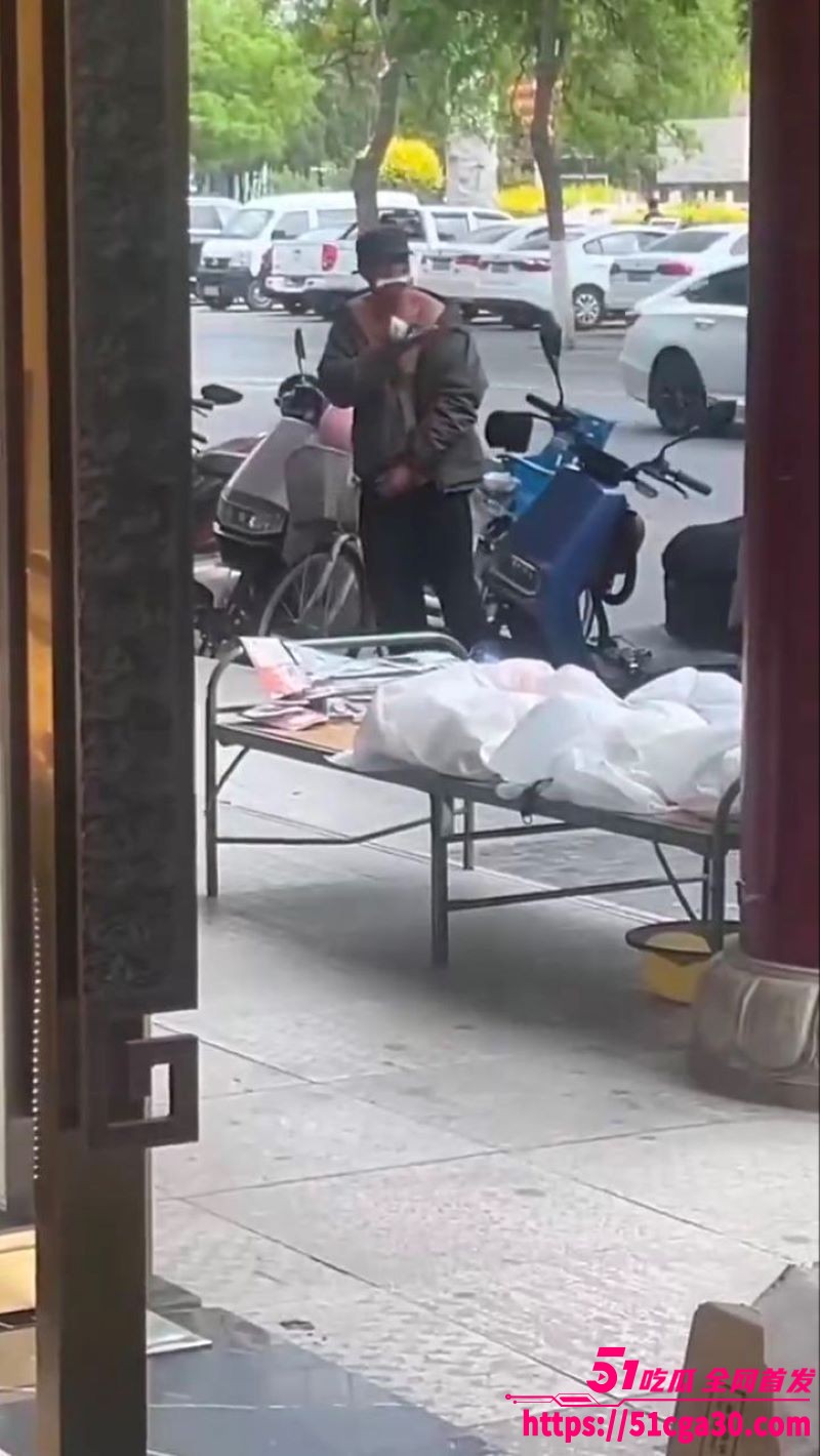 精神病街头撸管震惊路人 3