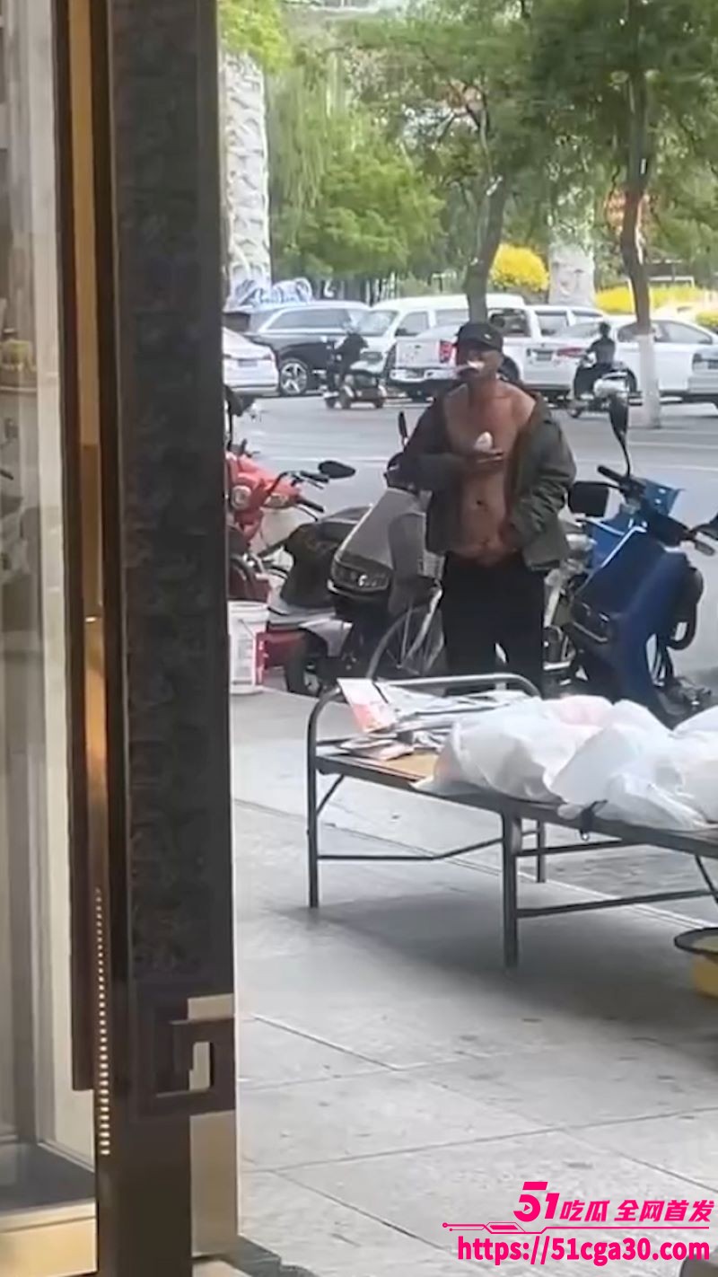 精神病街头撸管震惊路人 2