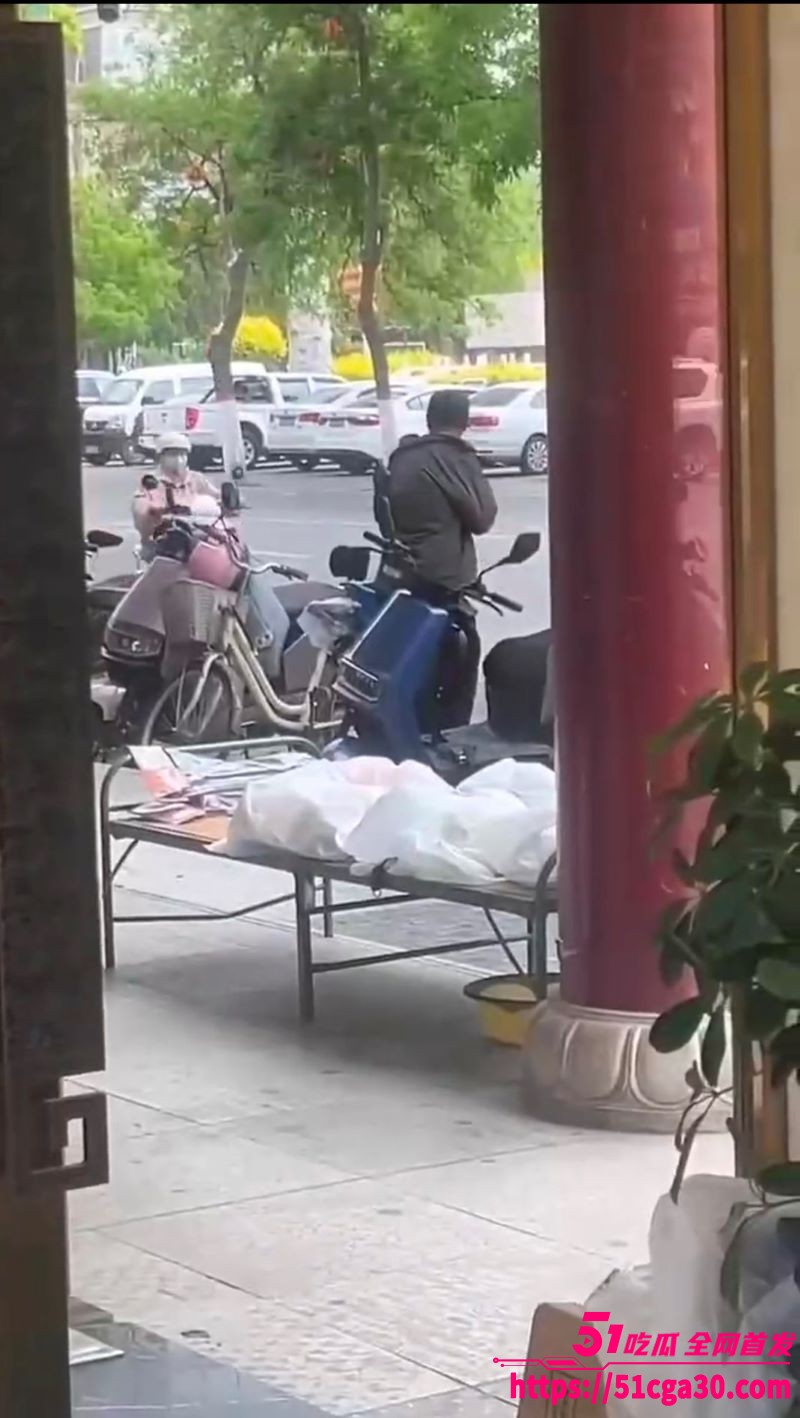 精神病街头撸管震惊路人 大街对女性暴露 手握粗长肉棒猛撸 尺寸惊人令人咋舌！