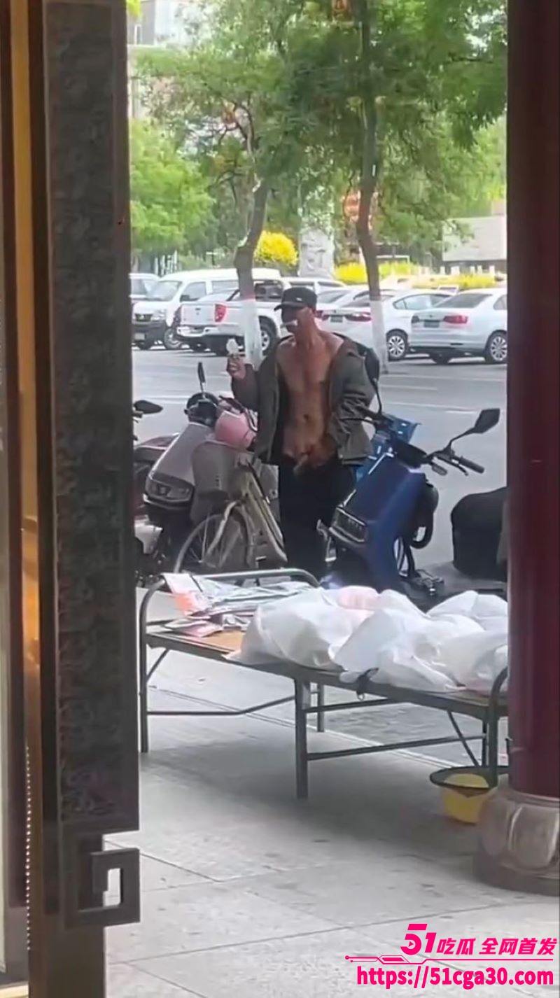 精神病街头撸管震惊路人 4