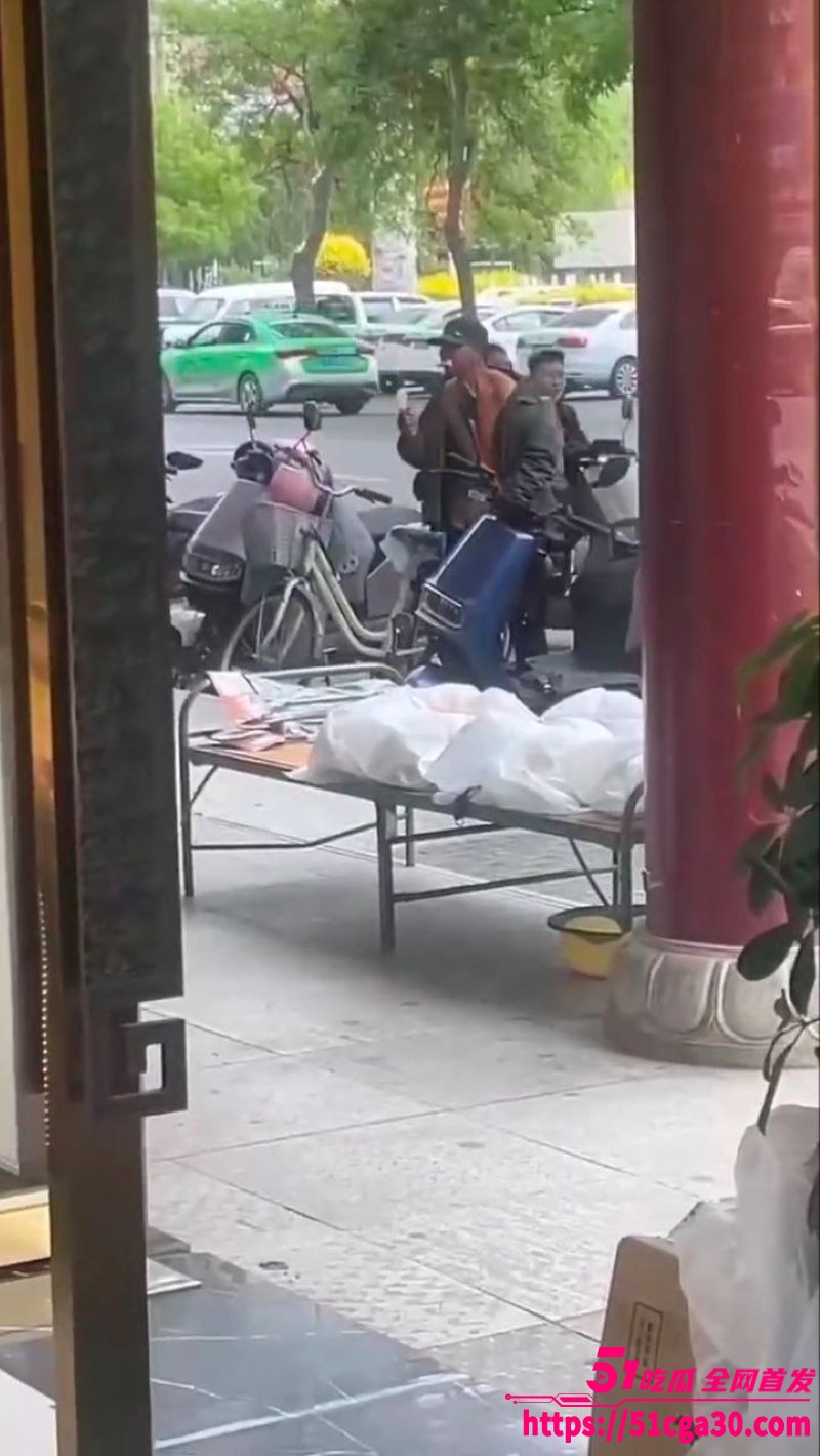 精神病街头撸管震惊路人 5