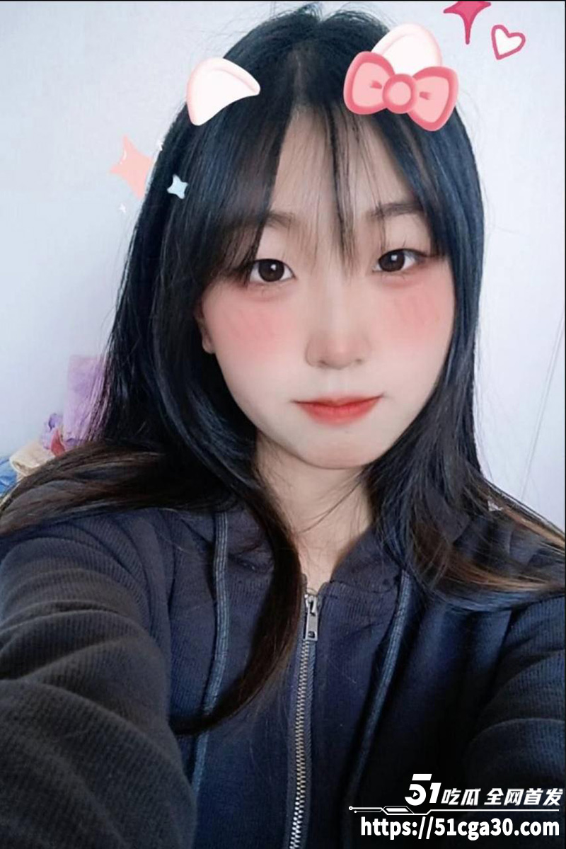 极品嫩妹被黄毛PUA开房 直接无套爆操内射 还被怼脸拍摄 一对嫩乳无比吸晴！