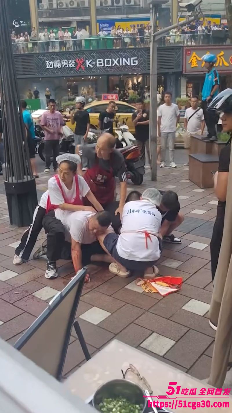 重庆南坪面馆老板持刀互砍事件 5