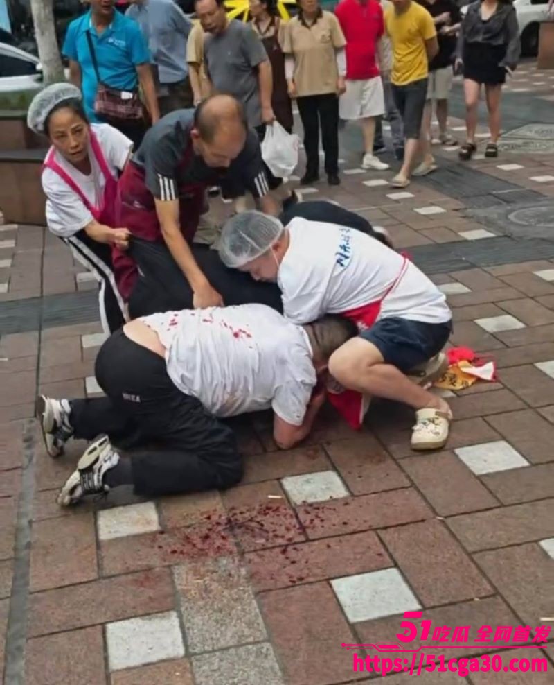 重庆南坪面馆老板 抢客引发血腥斗殴持刀互砍 场面混乱血迹四溅 现场完整版视频流出！