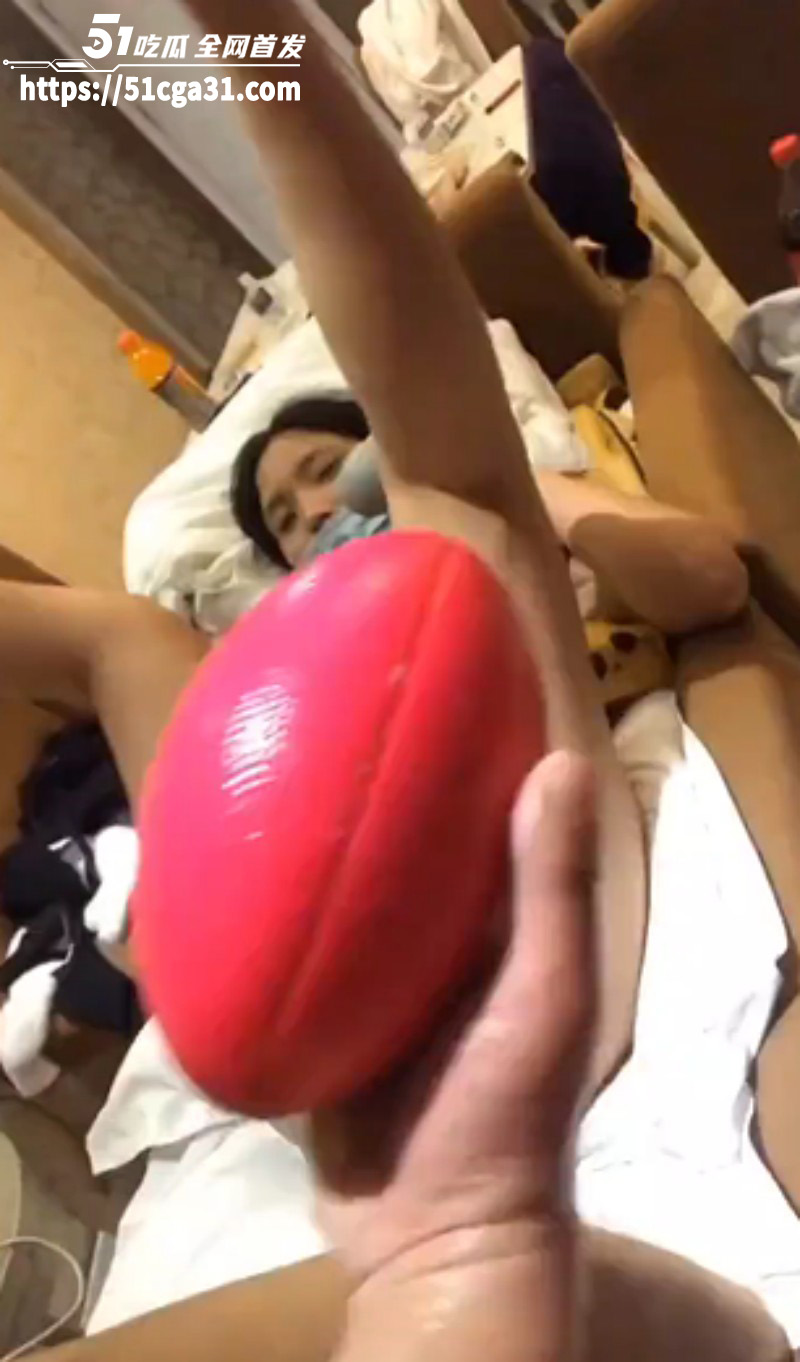 性瘾女子为追求刺激 上演橄榄球塞穴扩阴下蛋 整个拳头深埋阴道 这逼是真能装啊！