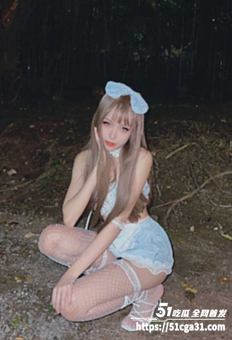 高颜值coser与前男友性爱视频曝光 穿吊带黑丝深喉舔屌 媚眼如丝表情超骚 撅着翘臀被无套后入！