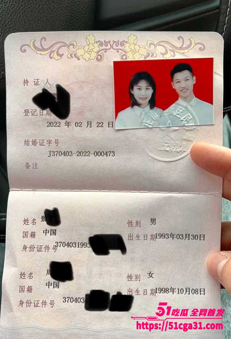 山东枣庄新婚夫妇酒店性爱私拍泄密 98年骚妻露脸激情口交 穿开档黑丝撅蜜桃臀被后入猛操！