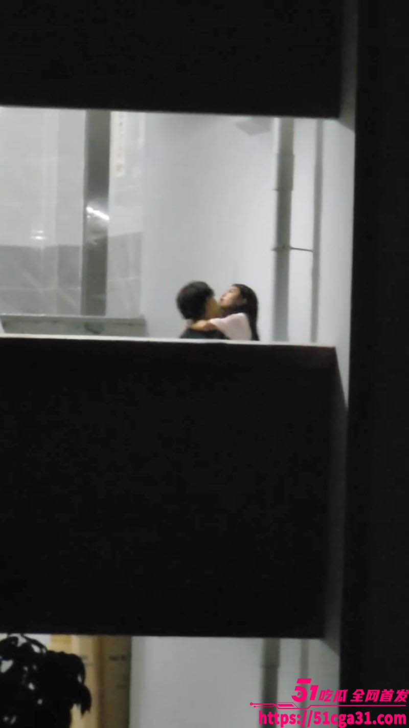 教学楼情侣激情互啃 被录像直播 二人舌吻缠绵 男生手探女生裙底猛扣小穴 淫靡气息扑面而来！