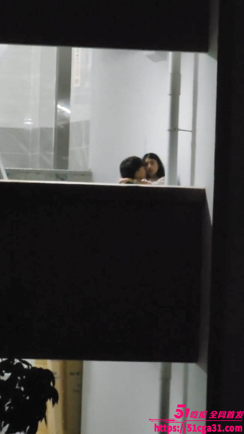 教学楼情侣激情互啃被直播 2