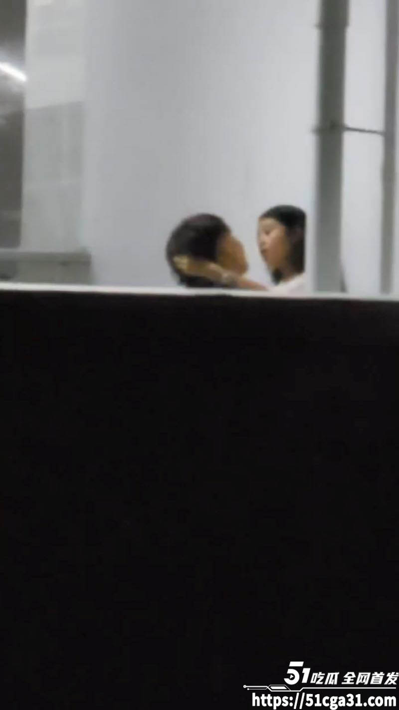 教学楼情侣激情互啃被直播 3
