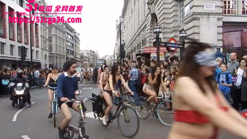 英国伦敦万人裸体骑行 各种火辣身材美女街头狂飙 淫乱画面极度刺激！