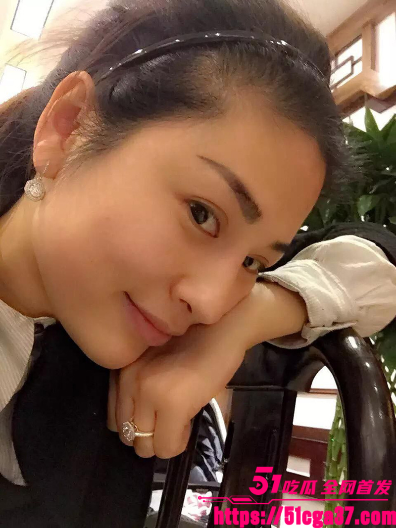 珠海高颜值人妻 张旭菲 与领导偷情视频流出 肥美的嫩穴被后入冲刺到喷尿！