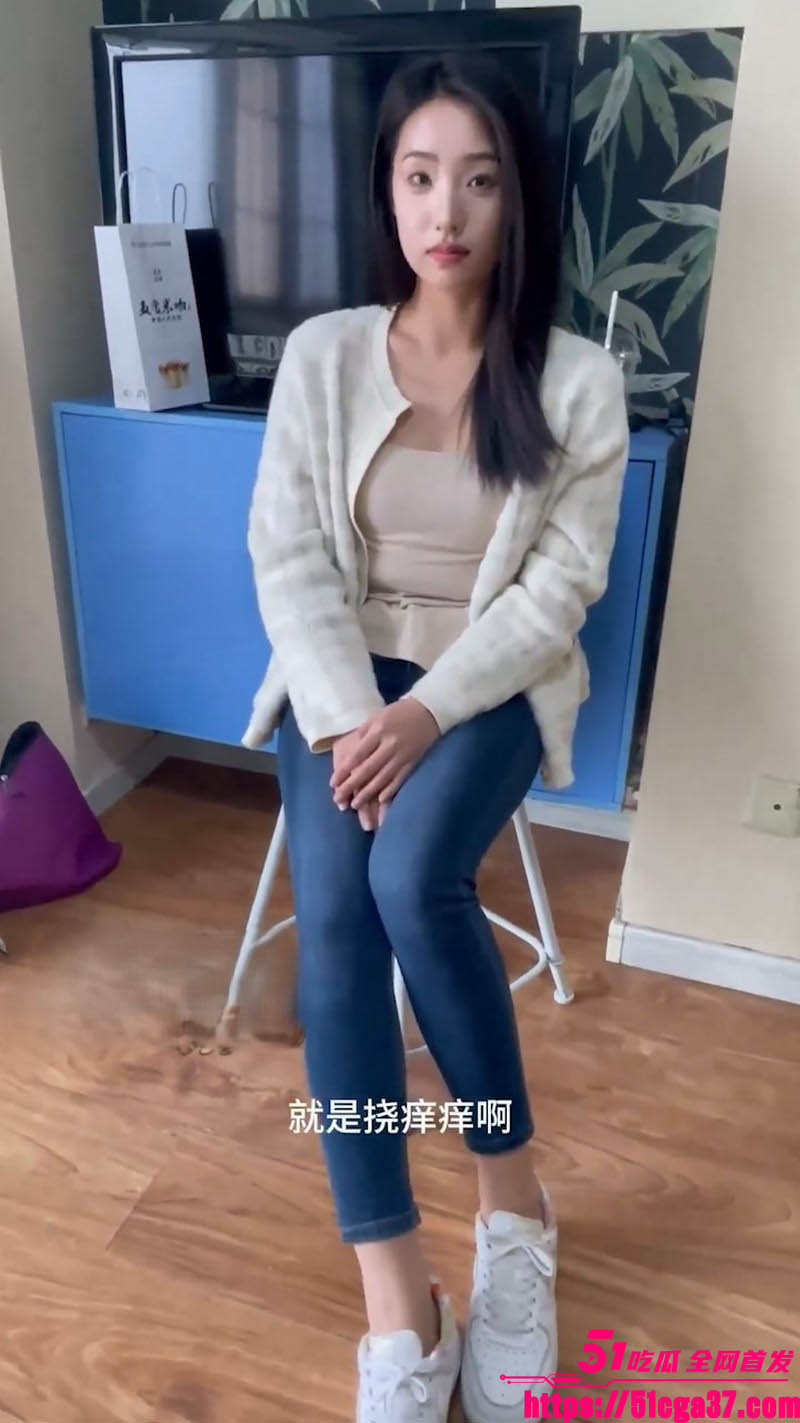 极品女神 小麦学姐 居家裸足视频流出 柔嫩脚底脚趾灵动 羽毛与电动TK工具刺激脚心 爽到娇躯颤抖！