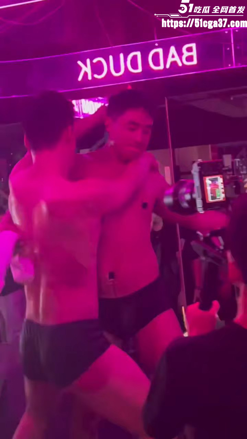 重庆男同健身房开业 昏暗灯光的大厅里 裸体GAY各领风骚 结实的肌肉贴身热舞！
