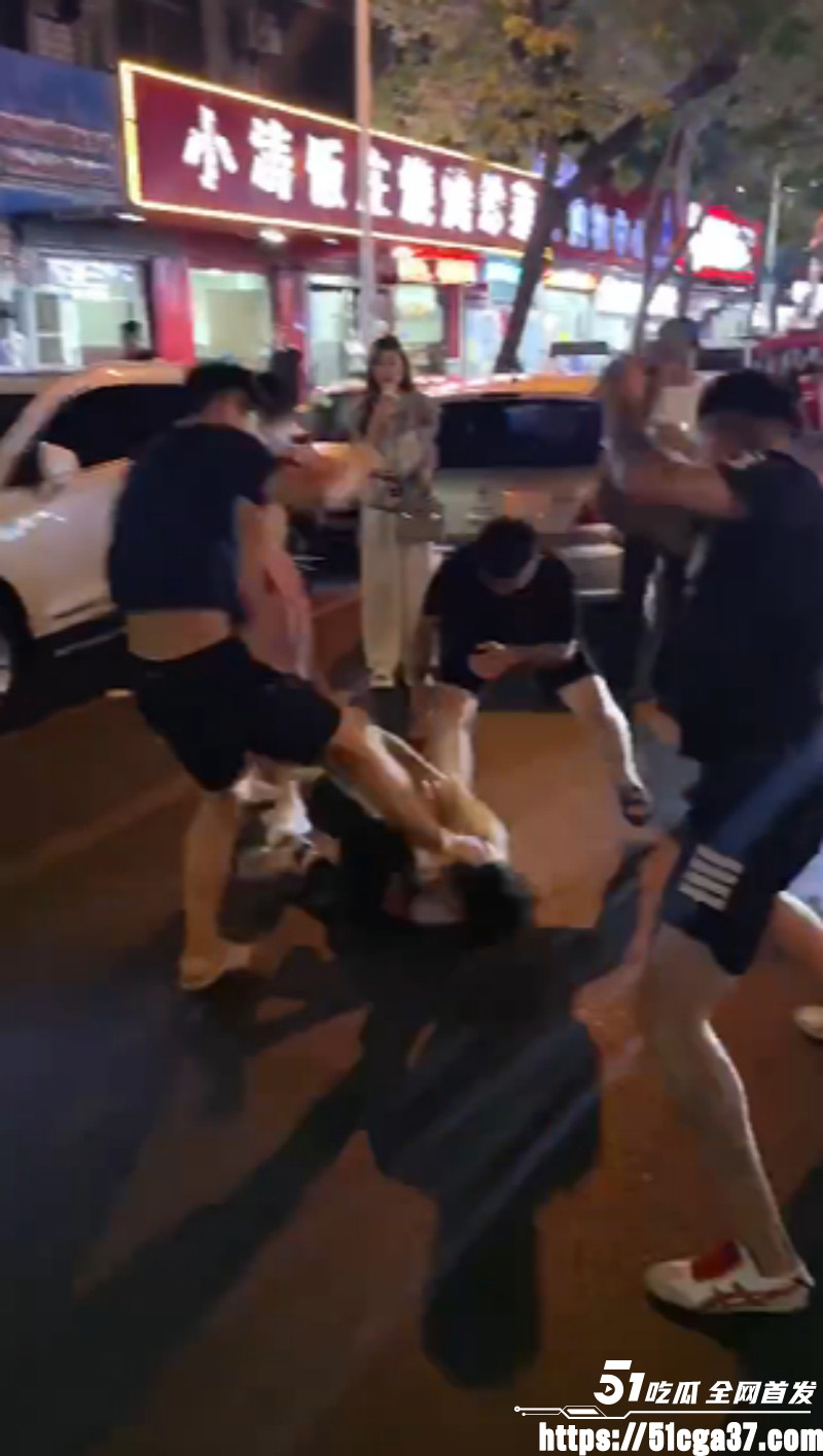 精神小伙当街围殴白衣男子03